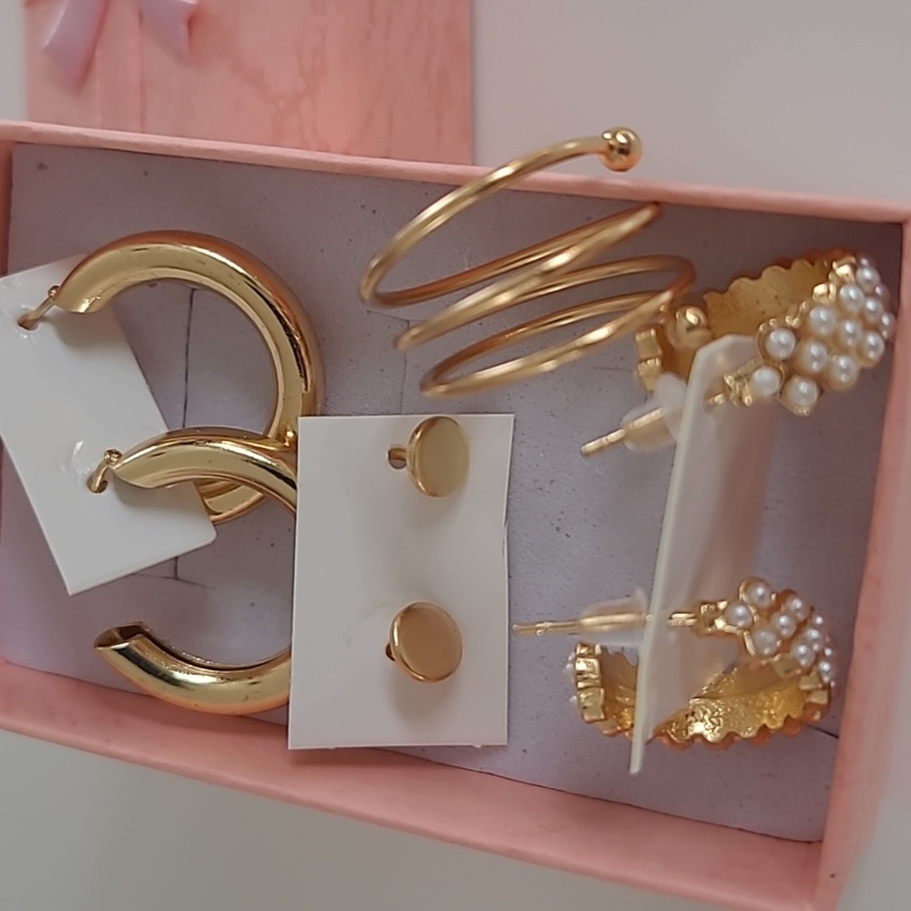 Women earing *&ajustable ring